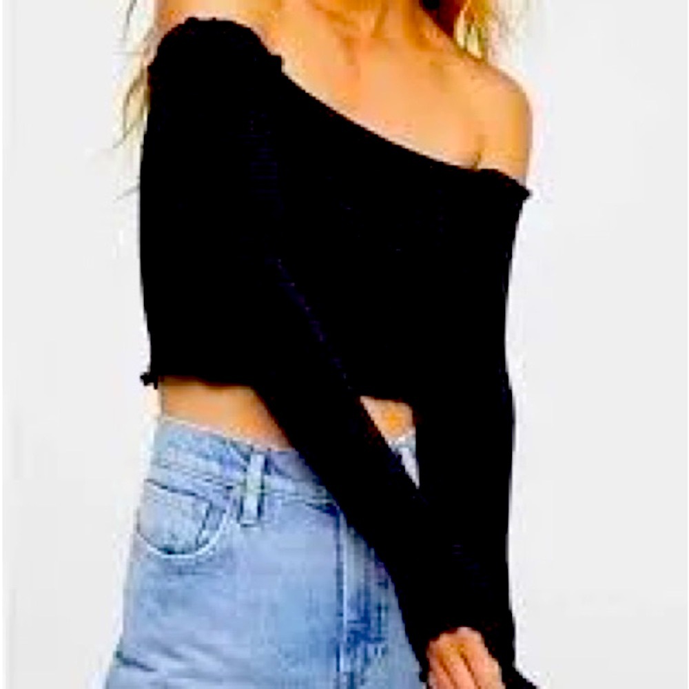 BY FREE PEOPLE PUCKER UP BLACK OFF THE SHOULDER CROP TOP!❤️🎁